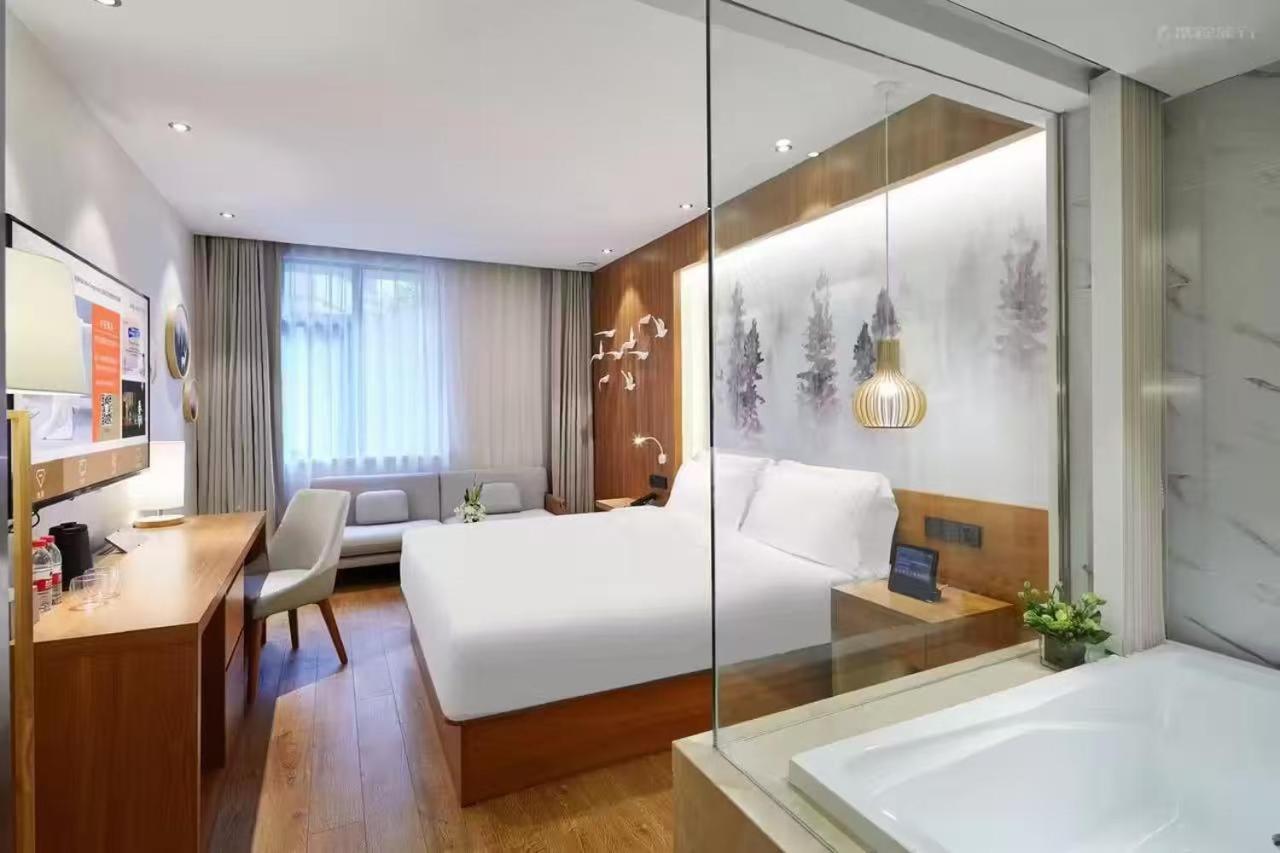 Crystal Orange Hongqiao Hub Railway Station 4*